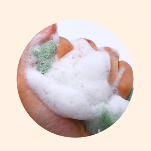 la spugna viso konjac assorbe il sapone alla perfezione