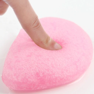 la spugna viso konjac è soffice al tatto